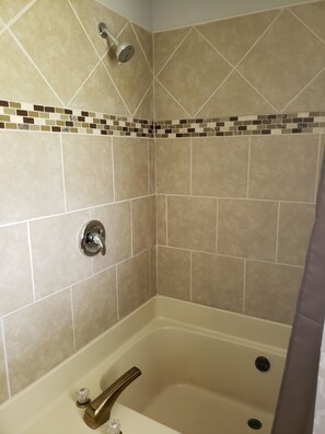 Ensemble douche/baignoire, serviettes fournies, savon, papier toilette