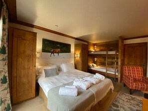 Een strijkplank/strijkijzer, wifi, beddengoed