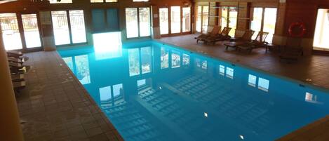 Innendørsbasseng og utendørsbasseng