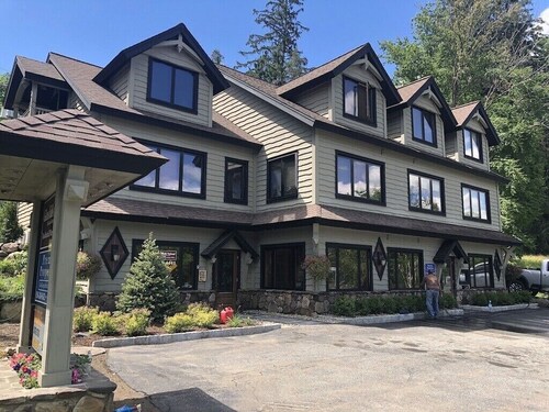 Lake view , Cozy One Bedroom! Walk to Beach and Town!