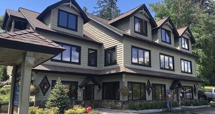 Lake view , Cozy One Bedroom! Walk to Beach and Town!