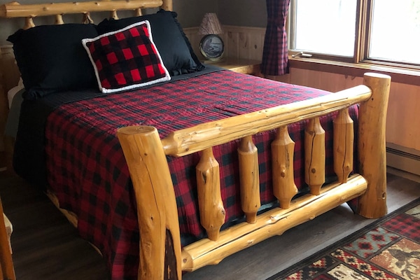Queen bed with lakeview