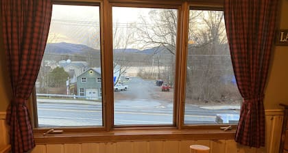 Lake view , Cozy One Bedroom! Walk to Beach and Town!