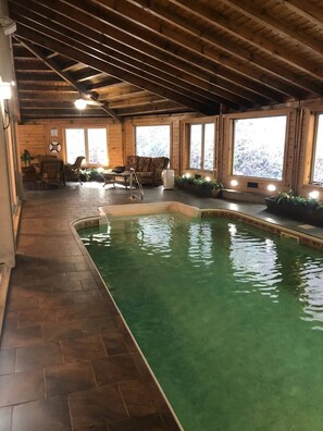 Indoor pool, a heated pool - Splash in the Smokys ! (Sevierville)