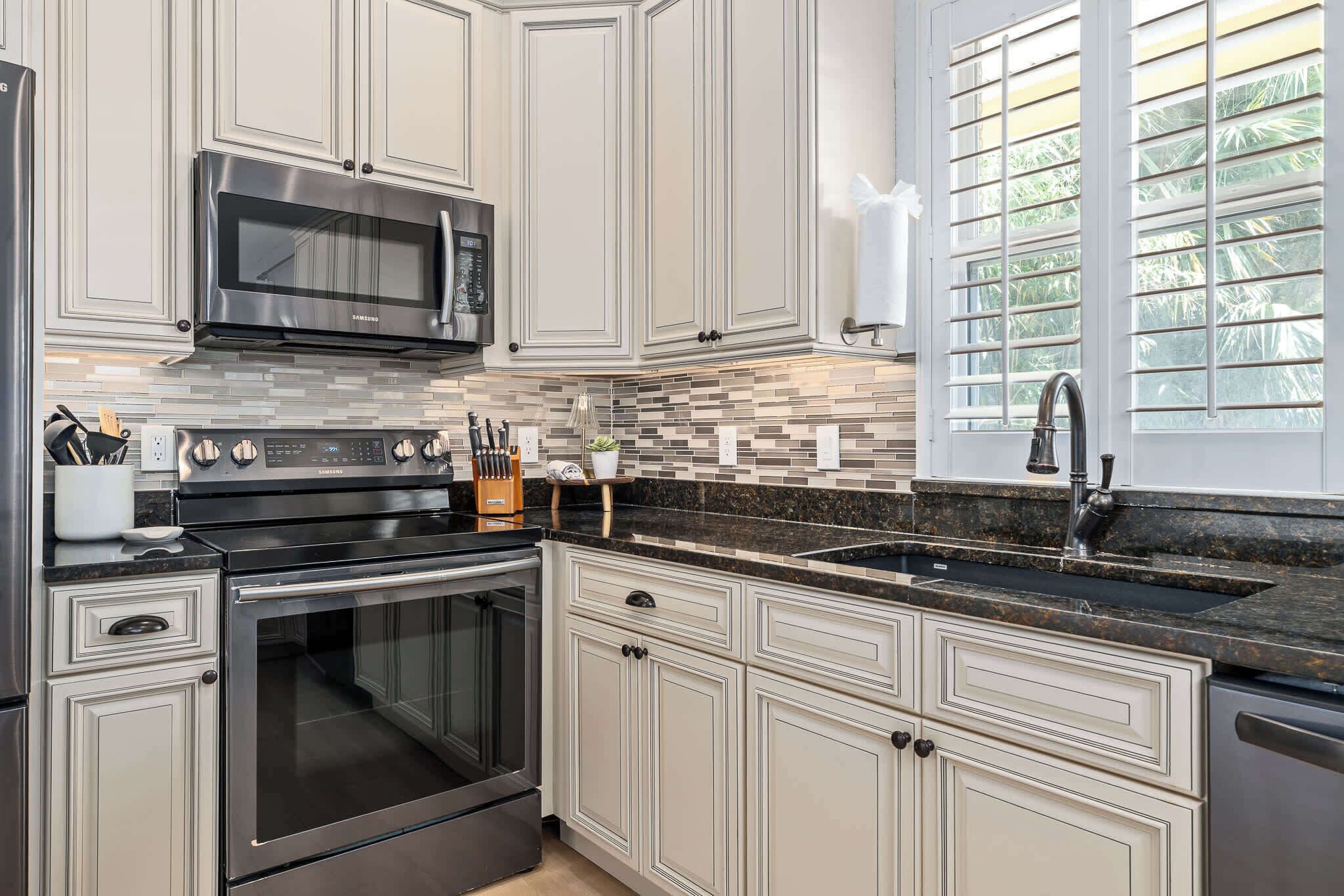 Coffee/tea maker, fridge, microwave, oven