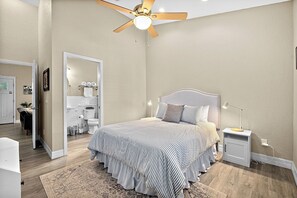 3 habitaciones, tabla de planchar con plancha, wifi y ropa de cama 