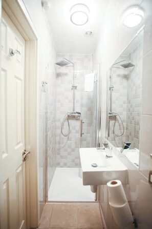 Basic Apartment | Bathroom | Shower, eco-friendly toiletries, hair dryer, towels - Business Park Lodge by Paymán Club (Cambridge)