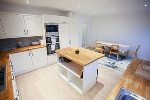 Apartemen Basic | Dapur pribadi | Lemari es, microwave, oven, dan kompor