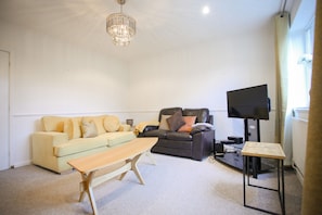 Basic Apartment | Living room | Flat-screen TV - Business Park Lodge by Paymán Club (Cambridge)