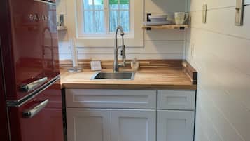 Refrigerador, microondas, cafetera y tetera y tostadora