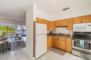 Fridge, microwave, oven, stovetop - 2 Bedroom Waterfront Apt In Ozona/Palm Harbor Beachcomber (Palm Harbor)