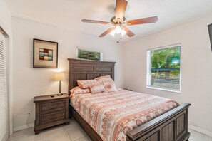 2 bedrooms, desk, iron/ironing board, travel cot - 2 Bedroom Waterfront Apt In Ozona/Palm Harbor Beachcomber (Palm Harbor)