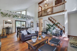 Smart TV, fireplace - The Parmer Chalet (Pocono Pines)