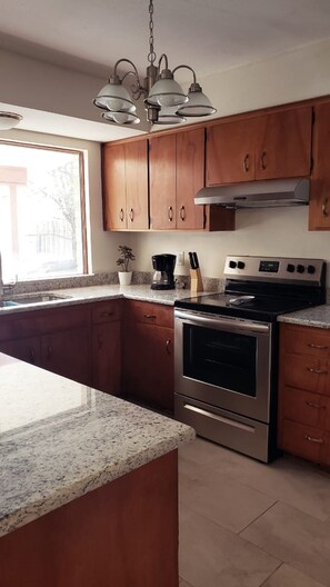 Réfrigérateur, micro-ondes, plaque de cuisson, lave-vaisselle