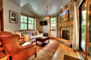 Living area - Aspen Core Luxury Home / Most Luxurious King / Queen (Aspen)