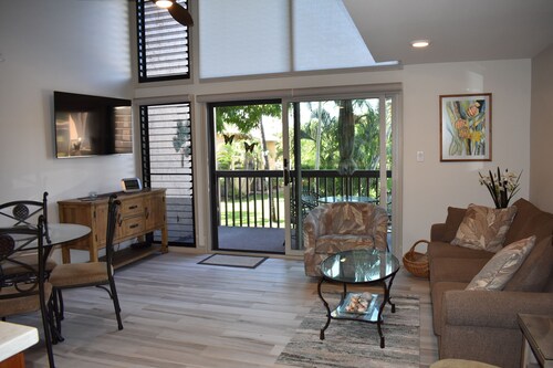 Beautifully remodeled 2 Bd, 2 Bath Condo, short walk to the Beach