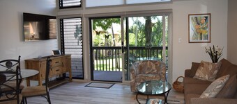 Beautifully remodeled 2 Bd, 2 Bath Condo, short walk to the Beach