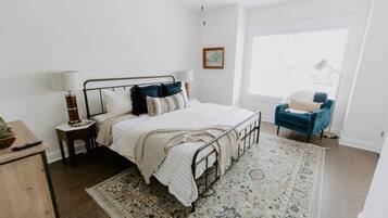 3 habitaciones, escritorio, tabla de planchar con plancha y wifi