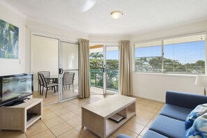 Apartment | Living area - Celebrity on Shingley - Airlie Beach (Cannonvale)