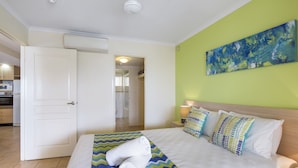 Unclassified image, 4 of 12, button - Celebrity on Shingley - Airlie Beach (Cannonvale)
