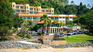 Unclassified image, 2 of 12, button - Celebrity on Shingley - Airlie Beach (Cannonvale)