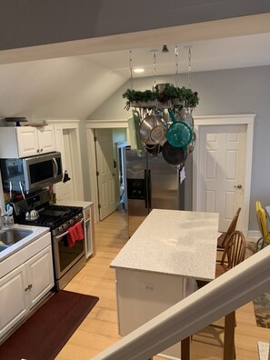 Microwave, dishwasher, coffee/tea maker, cookware/dishes/utensils