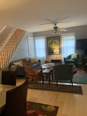 TV - Welcome home! (Three Oaks)