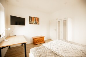 5 bedrooms, desk, iron/ironing board, free WiFi