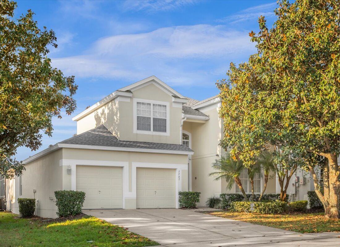 * SOUTHFACING POOL HOME, RECENTLY UPDATED* 3MILES FROM THE MAIN GATES OF DISNEY!