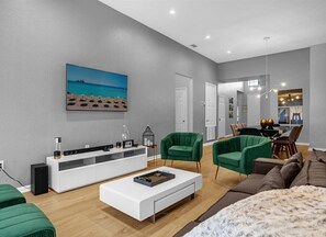 Téléviseur connecté, table de baby-foot