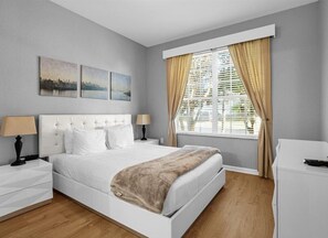 5 chambres, fer et planche à repasser, lit de bébé portatif