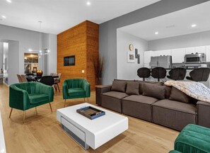 Smart TV, table football - SOUTHFACING POOL HOME, RECENTLY UPDATED 3MILES FROM THE MAIN GATES OF DISNEY! (Kissimmee)