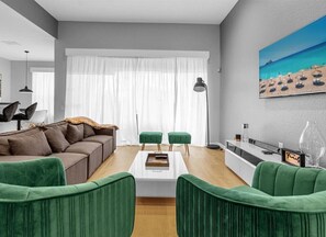 Smart TV, table football - SOUTHFACING POOL HOME, RECENTLY UPDATED 3MILES FROM THE MAIN GATES OF DISNEY! (Kissimmee)