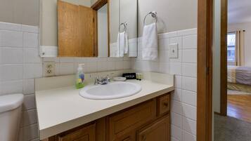 Combined shower/tub, hair dryer, towels