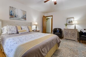 2 soverom, skrivebord, strykejern/-brett og reiseseng for barn