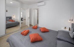 2 bedrooms, travel cot, free WiFi, bed sheets