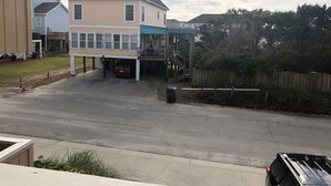 Une maison à deux étages avec un porche et un garage.