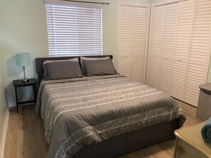 1 bedroom, iron/ironing board, free WiFi, bed sheets - Cozy Condo 1 block to the beach (Carolina Beach)
