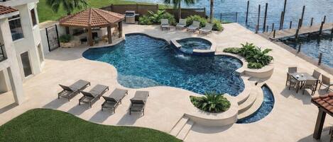 Alberca al aire libre y alberca climatizada