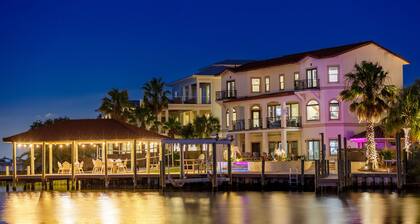 PRIVATE OASIS - HEATED POOL/SPA, PRIVATE BEACH ACCESS, BAY with DOCK, GAME ROOM!