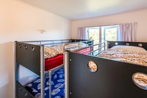 2 bedrooms, iron/ironing board, WiFi