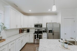 Een koelkast, een magnetron, een oven, een kookplaat