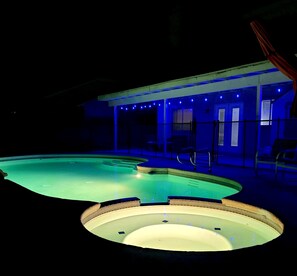 Utendørsbasseng og et oppvarmet basseng