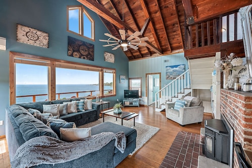 OCEANFRONT Sunset Cabin with stunning ocean views & staircase to the beach! 