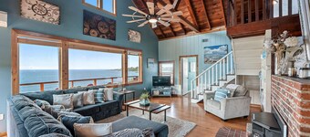 OCEANFRONT Sunset Cabin with stunning ocean views & staircase to the beach! 