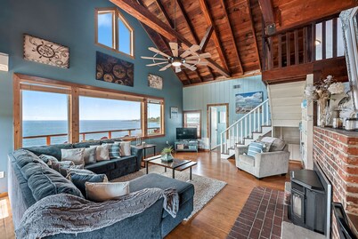 OCEANFRONT Sunset Cabin with stunning ocean views & staircase to the beach! 
