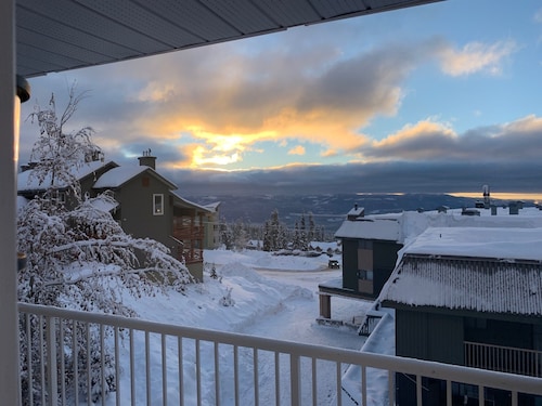 4 Bdrm - Ski in/Out Condo - Private Hot Tub! Quick walk to the Village