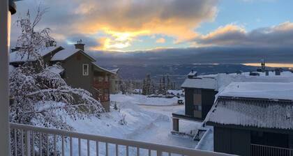 4 Bdrm - Ski in/Out Condo - Private Hot Tub! Quick walk to the Village