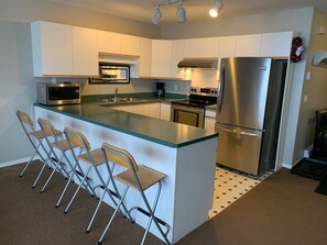 Een koelkast, een microgolfoven, een oven, een kookplaat