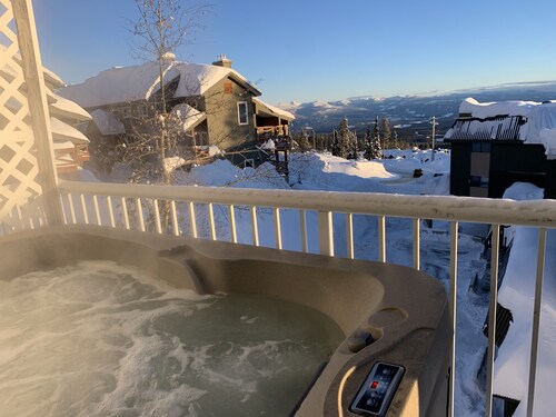 4 Bdrm - Ski in/Out Condo - Private Hot Tub! Quick walk to the Village